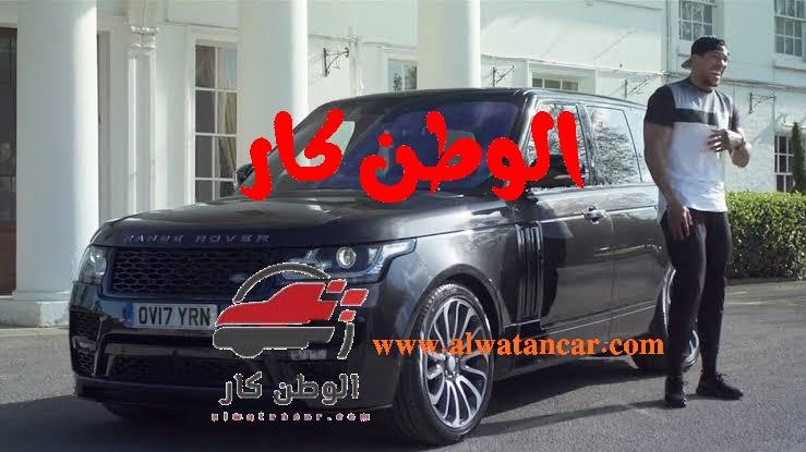 ولد الملاكم عام 1989 في المملكة المتحدة ويحمل الملاكم الصغير الذي يبلغ من العمر 28 عاماً ثلاثة من اصل أربع بطولات عالمية كبري سيارات الملاكم العالمي جوشوا