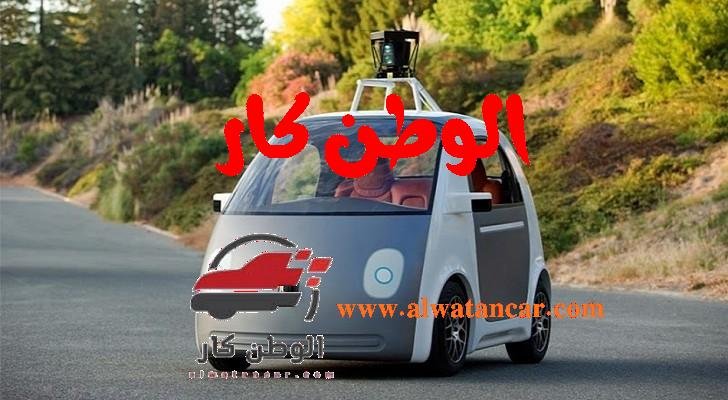 السيارة تكفي لشخصين عليك فقط أن تجلس وتربط الحزام وتضغط زر التشغيل وبالطبع السيارة متصلة بالإنترنت وبها شاشة لمس سيارات جوجل ذاتية القيادة