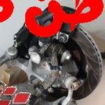 تعتمد آلية عمل سيرفو الفرامل على أنه يتكون من حجرتين مفصولتين بغشاء مطاطي داخلي، والذي يوجد أيضًا على جانب فتحة المحرك، متصل بأنبوب يربطه بمشعب فتحة المحرك، أما غرفة الهواء الثانية فتقع باتجاه السائق. سيرفو الفرامل