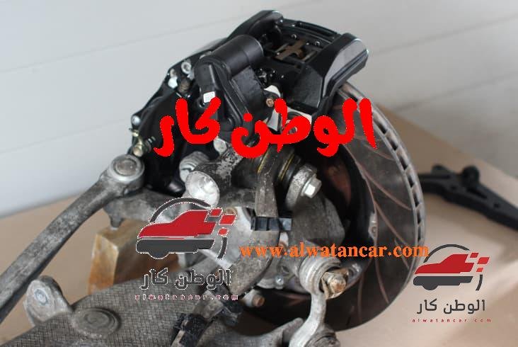 تعتمد آلية عمل سيرفو الفرامل على أنه يتكون من حجرتين مفصولتين بغشاء مطاطي داخلي، والذي يوجد أيضًا على جانب فتحة المحرك، متصل بأنبوب يربطه بمشعب فتحة المحرك، أما غرفة الهواء الثانية فتقع باتجاه السائق. سيرفو الفرامل