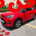 إن سيارة تويوتا Raize 2022 1.0T G تتميز بحضور جريء على الطريق، حيث تأتي بتصميم الزوايا بصورة بارزة توضح قوة السيارة، بالإضافة إلى مظهرها الجديد والعريض، فتحتوي على بعض اللمسات التصميمية التي تكون باللون الأسود حتى تعطي انطباع رياضي مثل السيارات الرياضية والتي تكون متعددة الأغراض. تويوتا Raize 2022 1.0T G