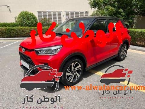 إن سيارة تويوتا Raize 2022 1.0T G تتميز بحضور جريء على الطريق، حيث تأتي بتصميم الزوايا بصورة بارزة توضح قوة السيارة، بالإضافة إلى مظهرها الجديد والعريض، فتحتوي على بعض اللمسات التصميمية التي تكون باللون الأسود حتى تعطي انطباع رياضي مثل السيارات الرياضية والتي تكون متعددة الأغراض. تويوتا Raize 2022 1.0T G