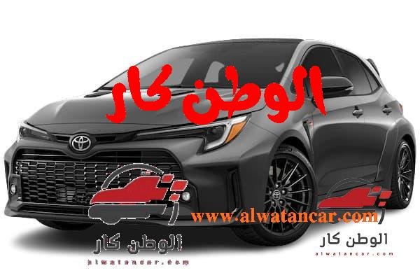 تتميز السيارة تويوتا كورولا 2023 1.6L GR اليابانية الصنع بمجموعة من المزايا المتعددة، حيث يوجد بها دواسات خلائطية، ومرآة أتوماتيكية للتعتيم، أيضا يوجد مقابض للأبواب مصنعة من الكروم وأيضا أنابيب العادم المصنعة من نفس المادة، تتميز السيارة بوجود بلوتوث وفتحة علوية بالسقف، كما يوجد بالعجلات براغي ومسامير للحماية من السرقات، تتمتع السيارة أيضا بوجود شبكة أمامية في المقدمة توحي بالصلابة والفخامة، كما يوجد بها إنذار يحمي من السرقة. تويوتا كورولا 2023 1.6L GR