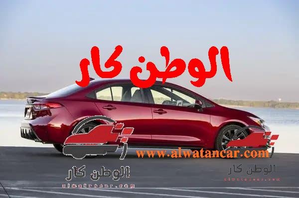 تحتوي السيارة تويوتا كورولا 2023 1.6L Smart w على العديد من المواصفات فهي تحتوي على مرايا إلكترونية للأبواب، كما يوجد بها مقابض للأبواب مصنعة من الكروم، أيضا تتميز السيارة بوجود شاشة لعرض المعلومات المتعددة، يوجد أنابيب العادم مصنعة أيضا من مادة الكروم، وتوجد بها ستارة إلكترونية في الخلف، يوجد أيضاً مسند في الوسط للذراع، وقفل مركزي لأبواب السيارة بالكامل. تويوتا كورولا 2023 1.6L Smart w