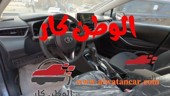 تم تصميم السيارة تويوتا كورولا 2023 1.6L Smar اليابانية الصنع مرفقة ببعض المواصفات فهي تحتوي على نظام الفرامل بخاصية منع الانغلاق، وأيضا تحتوي على عتبة مصد جانبي، وغطاء للمحرك الخاص بالسيارة، كما تشتمل على مقود ضبط أوتوماتيك، ومرآة خاصة للتعتيم الضبابي، كما أن تصميم السيارة يأتي بوجود شبكة أمامية تمنح السيارة مزيد من الفخامة ويوحي بالصلابة، أيضا، هناك مقابض الأبواب مصنعة من الكروم. تويوتا كورولا 2023 1.6L Smart