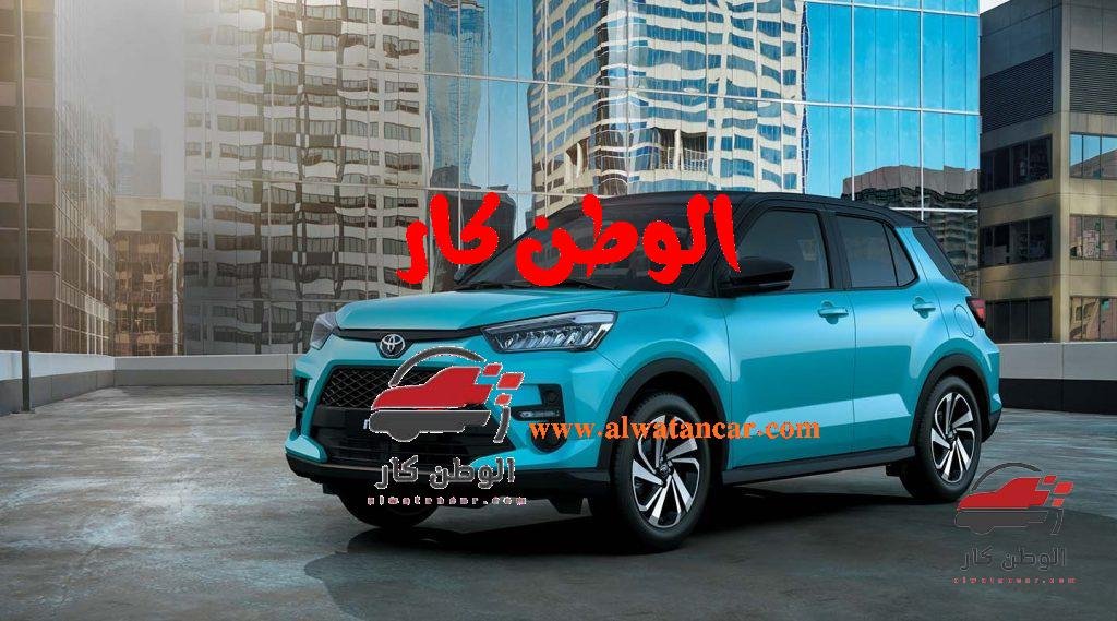 تأتي السيارة تويوتا رايز بالعديد من المميزات والمواصفات مصل التحكم بالمقود الأوتوماتيكي، وتحتوي السيارة على إنذار لمنع السرقة، بالإضافة إلى وجود فتحة سقف كهربائية، تأتي السيارة بمقاعد قماش والمقاعد الخلفية تكون قابلة للطي مع تقسيم، كذلك يوجد دواسات خلائطية ويوجد شبك أمامي مع لون السيارة، وهناك مميزات أخرى. تويوتا رايز 2023 1.2L E