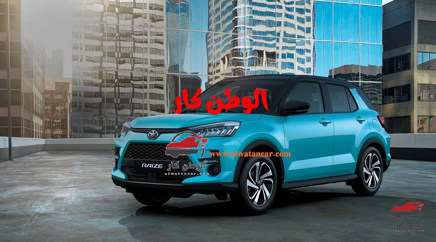 تأتي السيارة تويوتا رايز بالعديد من المميزات والمواصفات مصل التحكم بالمقود الأوتوماتيكي، وتحتوي السيارة على إنذار لمنع السرقة، بالإضافة إلى وجود فتحة سقف كهربائية، تأتي السيارة بمقاعد قماش والمقاعد الخلفية تكون قابلة للطي مع تقسيم، كذلك يوجد دواسات خلائطية ويوجد شبك أمامي مع لون السيارة، وهناك مميزات أخرى. تويوتا رايز 2023 1.2L E