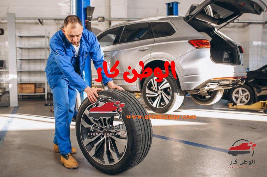 هناك علامات مختلفة يمكنك من خلالها الكشف عن علامات نقص الهواء في الإطارات الخاصة بسيارتك، حيث أن يتم تحديد مؤشرات الضغط وفقاً لكل طراز سيارة، وكل علامة تجارية مختلفة عن الأخرى، يجب على السائق فحص الإطارات بشكل دوري لتفادي أي مخاطر، وضمان سلامة الإطارات، حيث يؤثر ضغط الهواء بشكل كبير في توازن السيارة أثناء السير، وقد يعرضك إلى الحوادث، لذلك نوضح لك أبرز العلامات تابع معنا. علامات نقص الهواء في الإطارات