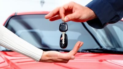 يهدف هذا المقال إلى استعراض افضل 10 مواقع لبيع السيارات في السعودية لمساعدة الباحثين عن سيارات جديدة أو مستعملة في اختيار الخيار المناسب وفقًا لاحتياجاتهم ومتطلباتهم، حيث يعتبر بيع وشراء السيارات من الأمور الهامة التي تشغل بال الكثير من الأفراد في المملكة العربية السعودية، فالسوق السعودي يعرف نموًا مستمرًا في قطاع صناعة السيارات وتجارتها، ما يعكس تزايد الاهتمام بالتنقل الشخصي والأسلوب الحياتي. ومع تطور التكنولوجيا واستخدام الإنترنت بشكل واسع، أصبح من الأمور الأكثر سهولة البحث عن السيارات المعروضة للبيع من خلال مواقع الإعلانات عبر الإنترنت. افضل 10 مواقع لبيع السيارات في السعودية