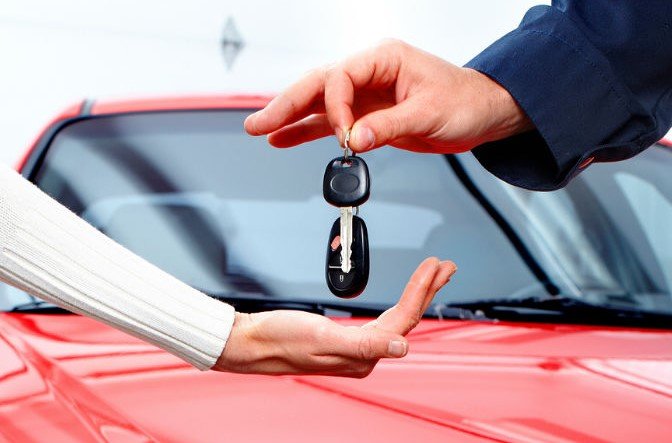 يهدف هذا المقال إلى استعراض افضل 10 مواقع لبيع السيارات في السعودية لمساعدة الباحثين عن سيارات جديدة أو مستعملة في اختيار الخيار المناسب وفقًا لاحتياجاتهم ومتطلباتهم، حيث يعتبر بيع وشراء السيارات من الأمور الهامة التي تشغل بال الكثير من الأفراد في المملكة العربية السعودية، فالسوق السعودي يعرف نموًا مستمرًا في قطاع صناعة السيارات وتجارتها، ما يعكس تزايد الاهتمام بالتنقل الشخصي والأسلوب الحياتي. ومع تطور التكنولوجيا واستخدام الإنترنت بشكل واسع، أصبح من الأمور الأكثر سهولة البحث عن السيارات المعروضة للبيع من خلال مواقع الإعلانات عبر الإنترنت. افضل 10 مواقع لبيع السيارات في السعودية