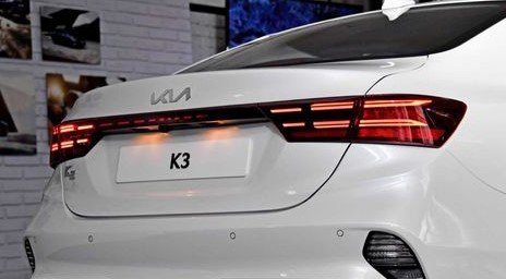 سيارة كيا سيراتو هي سيارة سيدان متوسطة الحجم تنتجها شركة كيا موتورز الكورية الجنوبية، وهي واحدة من أكثر السيارات شعبية في مصر، حيث تنافس سيارات مثل هيونداي إلنترا ومازدا 3. سيارة كيا سيراتو