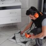 تعدّ مهنة فني تسليك المجاري في الكويت من الوظائف الحيوية التي لا يمكن الاستغناء عنها في جميع المناطق، سواء في المباني السكنية أو التجارية أو الحكومية. شركة كشف تسربات المياه بالرياض