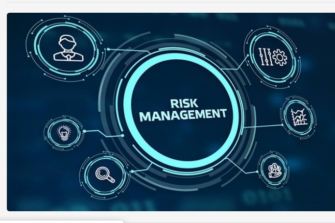 إن صنع القرار يتضمن جانب مهم وهو الإيمان باحتمالية وجود مخاطر وتحديدها بقدر الإمكان للتصرف بشكل جيد إذا ما تعطلت الأنظمة أو حدث خطأ في العمليات الإنتاجية، لذلك ظهرت أهمية مهام إدارة المخاطر في هذا الصدد ليكون هناك أدوار مختلفة داخل الهيئات الحكومية والخاصة تحقق الأهداف المنشودة وهي تطوير العمليات والوصول إلى درجات عالية من الأمان مهام إدارة المخاطر