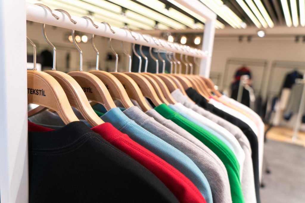 تعتبر تجارة ملابس الجملة ذات اهمية كبيرة في الوقت الحالي حيث انها تتيح للتجار زيادة ارباحهم عند الحصول على منجات ذات جودة عالية بسعر الجملة.جزء من السبب هو أن الملابس هي أحد الاحتياجات الأساسية للبشرية، وخطوط الملابس العصرية مطلوبة دائمًا. ولكن قبل البدء في تجارة الملابس بالجملة، إليك تفاصيل مهمة يجب أن يعرفها تاجر الجملة الطموح قبل البدء في تجارة الملابس بالجملة عبر الإنترنت. ومن المهم ايجاد موزعين ملابس جملة للحصول على احذية وملابس بالجملة. Postskriptum GmbH هي احد افضل الشركات المختصة في مجال بيع وشراء استوكات الملابس بالجملة. تجارة الملابس