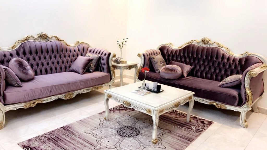 لماذا يُعد شراء اثاث مستعمل بالرياض خيارًا محتملاً للعديد من الأشخاص الذين يبحثون عن طرق اقتصادية ومستدامة لتجديد منازلهم أو مكاتبهم. تتيح هذه الخطوة الفرصة للحصول على قطع أثاث عالية الجودة بأسعار معقولة، وتخفيف العبء المالي المرتبط بشراء الأثاث الجديد. كما تُعَدُّ هذه السوق فرصة لإعادة تدوير الأثاث وتقليل التأثير البيئي الناتج عن صناعة الأثاث الجديد. في هذا المقال، سنكتشف أهمية شراء الأثاث المستعمل في الرياض، والتحديات المحتملة التي قد تواجهها، بالإضافة إلى النصائح العملية للحصول على أفضل قيمة ممكنة من هذه الصفقات. شراء اثاث مستعمل بالرياض