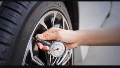 تُعد المحافظة على ضغط الهواء في الإطارات المناسب في إطارات سيارتك أمرًا بالغ الأهمية لضمان الأداء الأمثل والسلامة أثناء القيادة. في هذا المقال، سنتناول بعض الأسئلة الشائعة حول ضغط الهواء في إطارات هيونداي سوناتا (Hyundai Sonata) ونقدم إجابات مفصلة مع نصائح قيمة. جدول ضغط الهواء في الإطارات