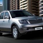 تعد كيا موهافي واحدة من أبرز السيارات الرياضية متعددة الاستخدامات (SUV) التي تقدمها شركة كيا الكورية الجنوبية. تتميز هذه السيارة بتصميمها القوي والأنيق، وأدائها المتميز على مختلف الطرقات، مما يجعلها خيارًا مثاليًا للعائلات ولعشاق الرحلات والمغامرات. في مصر، تزايد الاهتمام بسيارات الدفع الرباعي بشكل ملحوظ، وذلك نظراً لقدرتها على التعامل مع التضاريس المتنوعة والطرق الوعرة. في هذا المقال، سنتناول سعر كيا موهافي في مصر، ونستعرض أهم مواصفاتها التقنية، بالإضافة إلى تقييم شامل لأدائها مقارنة بمنافساتها في نفس الفئة. سواء كنت تفكر في شراء سيارة جديدة أو كنت من محبي السيارات الفاخرة، فإن هذا المقال سيوفر لك المعلومات التي تحتاجها لاتخاذ قرار مستنير. سعر كيا موهافي في مصر