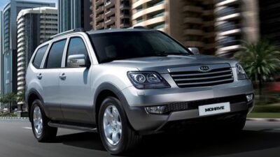 تعد كيا موهافي واحدة من أبرز السيارات الرياضية متعددة الاستخدامات (SUV) التي تقدمها شركة كيا الكورية الجنوبية. تتميز هذه السيارة بتصميمها القوي والأنيق، وأدائها المتميز على مختلف الطرقات، مما يجعلها خيارًا مثاليًا للعائلات ولعشاق الرحلات والمغامرات. في مصر، تزايد الاهتمام بسيارات الدفع الرباعي بشكل ملحوظ، وذلك نظراً لقدرتها على التعامل مع التضاريس المتنوعة والطرق الوعرة. في هذا المقال، سنتناول سعر كيا موهافي في مصر، ونستعرض أهم مواصفاتها التقنية، بالإضافة إلى تقييم شامل لأدائها مقارنة بمنافساتها في نفس الفئة. سواء كنت تفكر في شراء سيارة جديدة أو كنت من محبي السيارات الفاخرة، فإن هذا المقال سيوفر لك المعلومات التي تحتاجها لاتخاذ قرار مستنير. سعر كيا موهافي في مصر
