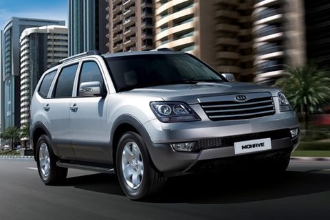 تعد كيا موهافي واحدة من أبرز السيارات الرياضية متعددة الاستخدامات (SUV) التي تقدمها شركة كيا الكورية الجنوبية. تتميز هذه السيارة بتصميمها القوي والأنيق، وأدائها المتميز على مختلف الطرقات، مما يجعلها خيارًا مثاليًا للعائلات ولعشاق الرحلات والمغامرات. في مصر، تزايد الاهتمام بسيارات الدفع الرباعي بشكل ملحوظ، وذلك نظراً لقدرتها على التعامل مع التضاريس المتنوعة والطرق الوعرة. في هذا المقال، سنتناول سعر كيا موهافي في مصر، ونستعرض أهم مواصفاتها التقنية، بالإضافة إلى تقييم شامل لأدائها مقارنة بمنافساتها في نفس الفئة. سواء كنت تفكر في شراء سيارة جديدة أو كنت من محبي السيارات الفاخرة، فإن هذا المقال سيوفر لك المعلومات التي تحتاجها لاتخاذ قرار مستنير. سعر كيا موهافي في مصر