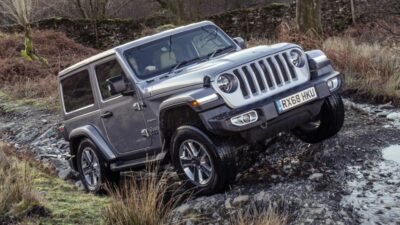 تشهد سيارات الدفع الرباعي (SUV) شعبية متزايدة في الأسواق العالمية والمحلية على حد سواء، وذلك بفضل مزيجها الفريد من الأداء القوي، والقدرة على التحمل، والمساحة الرحبة. تُعتبر هذه السيارات الخيار المثالي للعائلات الكبيرة ومحبي المغامرات في الهواء الطلق، حيث توفر مساحة كافية للركاب والأمتعة. سيارات الدفع الرباعي