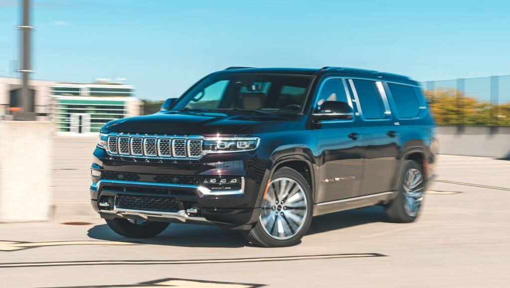 في السنوات الأخيرة، شهدت سيارات الدفع الرباعي الكاملة الحجم تزايداً ملحوظاً في شعبيتها وانتشارها على نطاق واسع في الأسواق العالمية، تمثل هذه الفئة من السيارات تقنية فائقة القدرة على التحمل والتكيف مع مختلف الظروف الطرقية، ما يجعلها خياراً مثالياً للأفراد والعائلات الباحثين عن التنقل الآمن والمريح في جميع الظروف الجوية والطرق المتعرجة. سيارات الدفع الرباعي الكاملة الحجم