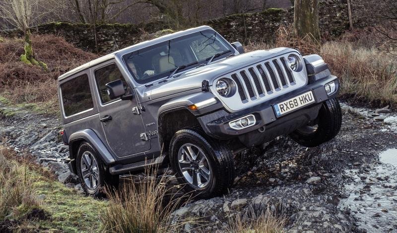 تشهد سيارات الدفع الرباعي (SUV) شعبية متزايدة في الأسواق العالمية والمحلية على حد سواء، وذلك بفضل مزيجها الفريد من الأداء القوي، والقدرة على التحمل، والمساحة الرحبة. تُعتبر هذه السيارات الخيار المثالي للعائلات الكبيرة ومحبي المغامرات في الهواء الطلق، حيث توفر مساحة كافية للركاب والأمتعة. سيارات الدفع الرباعي