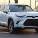 عندما نتحدث عن سيارات الـSUV الفاخرة التي تجمع بين الأداء القوي والتصميم الجذاب، فإن تويوتا هايلاندر دائمًا ما تحتل مكانة بارزة في هذا المجال. ومع إطلاق طرازها الجديد لعام 2024، تواصل تويوتا تعزيز سمعتها المتميزة من خلال تقديم تجربة قيادة استثنائية تلبّي تطلعات عشاق السيارات. تأتي تويوتا هايلاندر 2024 بمزايا مطورة تجمع بين التكنولوجيا الحديثة، والأمان المتقدم، والراحة الفائقة، لتكون الخيار المثالي للعائلات والأفراد الباحثين عن سيارة متعددة الاستخدامات يمكن الاعتماد عليها في كل الظروف. في هذا المقال، سنستعرض أبرز مواصفات ومميزات تويوتا هايلاندر 2024 التي تجعلها تتفوق على منافسيها في السوق. تويوتا هايلاندر 2024