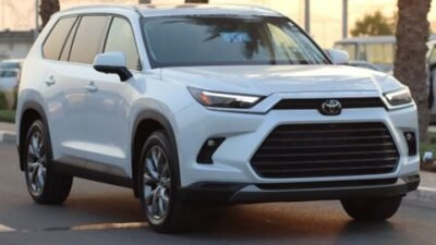 عندما نتحدث عن سيارات الـSUV الفاخرة التي تجمع بين الأداء القوي والتصميم الجذاب، فإن تويوتا هايلاندر دائمًا ما تحتل مكانة بارزة في هذا المجال. ومع إطلاق طرازها الجديد لعام 2024، تواصل تويوتا تعزيز سمعتها المتميزة من خلال تقديم تجربة قيادة استثنائية تلبّي تطلعات عشاق السيارات. تأتي تويوتا هايلاندر 2024 بمزايا مطورة تجمع بين التكنولوجيا الحديثة، والأمان المتقدم، والراحة الفائقة، لتكون الخيار المثالي للعائلات والأفراد الباحثين عن سيارة متعددة الاستخدامات يمكن الاعتماد عليها في كل الظروف. في هذا المقال، سنستعرض أبرز مواصفات ومميزات تويوتا هايلاندر 2024 التي تجعلها تتفوق على منافسيها في السوق. تويوتا هايلاندر 2024