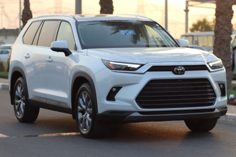 عندما نتحدث عن سيارات الـSUV الفاخرة التي تجمع بين الأداء القوي والتصميم الجذاب، فإن تويوتا هايلاندر دائمًا ما تحتل مكانة بارزة في هذا المجال. ومع إطلاق طرازها الجديد لعام 2024، تواصل تويوتا تعزيز سمعتها المتميزة من خلال تقديم تجربة قيادة استثنائية تلبّي تطلعات عشاق السيارات. تأتي تويوتا هايلاندر 2024 بمزايا مطورة تجمع بين التكنولوجيا الحديثة، والأمان المتقدم، والراحة الفائقة، لتكون الخيار المثالي للعائلات والأفراد الباحثين عن سيارة متعددة الاستخدامات يمكن الاعتماد عليها في كل الظروف. في هذا المقال، سنستعرض أبرز مواصفات ومميزات تويوتا هايلاندر 2024 التي تجعلها تتفوق على منافسيها في السوق. تويوتا هايلاندر 2024