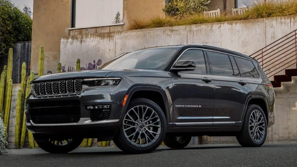 تعد جيب جراند شيروكي 2024 واحدة من أبرز سيارات الدفع الرباعي التي تجمع بين الأداء المتميز والتصميم العصري. مع تحسينات ملحوظة في التكنولوجيا ورفاهية القيادة، تواصل هذه السيارة تقليدها العريق كخيار مثير لعشاق السيارات في جميع أنحاء العالم. من خلال دمج القوة والأناقة، تقدم جراند شيروكي 2024 تجربة قيادة استثنائية تتناسب مع متطلبات العصر الحديث، مما يجعلها الخيار الأمثل للباحثين عن قوة الأداء والراحة الفائقة في آن واحد. في هذا المقال، سنستعرض أبرز المميزات التي تجعل من جيب جراند شيروكي 2024 الخيار الأمثل للمغامرات اليومية والرحلات الطويلة على حد سواء. جيب جراند شيروكي 2024