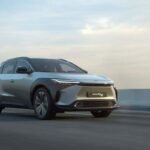 في عصر يتسارع فيه التوجه نحو الاستدامة والحفاظ على البيئة، تشهد صناعة السيارات ثورة ملحوظة تتجه نحو الطاقة الكهربائية كبديل واعد عن الوقود التقليدي. ومن بين هذه التطورات، تبرز سيارات الدفع الرباعي الكهربائية كخيار مبتكر يجمع بين الأداء المتفوق والاستدامة البيئية. تجمع هذه السيارات بين قوة الدفع الرباعي القوية والتكنولوجيا الحديثة للبطاريات، مما يجعلها خياراً مثيراً في عالم السيارات الفاخرة والرياضية والعائلية على حد سواء. سيارات الدفع الرباعي الكهربائية