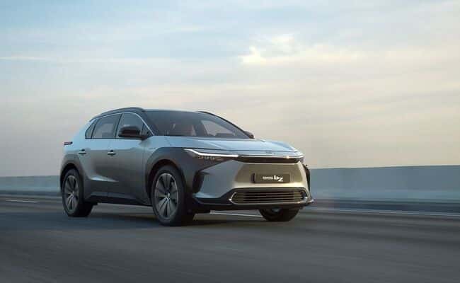 في عصر يتسارع فيه التوجه نحو الاستدامة والحفاظ على البيئة، تشهد صناعة السيارات ثورة ملحوظة تتجه نحو الطاقة الكهربائية كبديل واعد عن الوقود التقليدي. ومن بين هذه التطورات، تبرز سيارات الدفع الرباعي الكهربائية كخيار مبتكر يجمع بين الأداء المتفوق والاستدامة البيئية. تجمع هذه السيارات بين قوة الدفع الرباعي القوية والتكنولوجيا الحديثة للبطاريات، مما يجعلها خياراً مثيراً في عالم السيارات الفاخرة والرياضية والعائلية على حد سواء. سيارات الدفع الرباعي الكهربائية