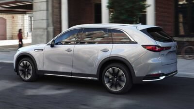 مازدا CX-90 2024 هي أحدث إضافة لعائلة مازدا المتميزة التي تقدم مزيجاً رائعاً من الأداء الديناميكي والتصميم الأنيق والتكنولوجيا المتطورة. مع التركيز على الراحة والفخامة، تم تصميم CX-90 لتلبية احتياجات السائقين الذين يبحثون عن تجربة قيادة مميزة في سيارة SUV عائلية. تأتي هذه السيارة الجديدة بمحرك قوي، ونظام دفع رباعي متطور، ومجموعة واسعة من الميزات التقنية المتقدمة، مما يجعلها الخيار المثالي لمن يرغبون في التمتع بأفضل ما تقدمه مازدا في مجال السيارات الرياضية المتعددة الاستخدامات. في هذا المقال، سنلقي نظرة على أبرز ميزات ومواصفات مازدا CX-90 2024 ونستكشف ما يجعلها سيارة لا مثيل لها في فئتها. مازدا CX-90 2024