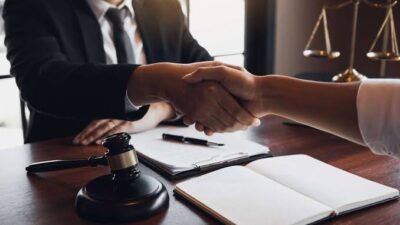 مستشارو الهجرة في أبو ظبي هم خبراء متخصصون يقدمون الدعم والإرشاد للأفراد والعائلات الراغبين في الهجرة، بفضل معرفتهم الواسعة بالقوانين والإجراءات، يسهمون في تسهيل العمليات البيروقراطية وضمان الامتثال للمتطلبات القانونية يساعدون المتقدمين على تحقيق أهدافهم بسرعة وكفاءة، مما يجعلهم شركاء موثوقين في رحلة الهجرة. الهجرة في أبو ظبي