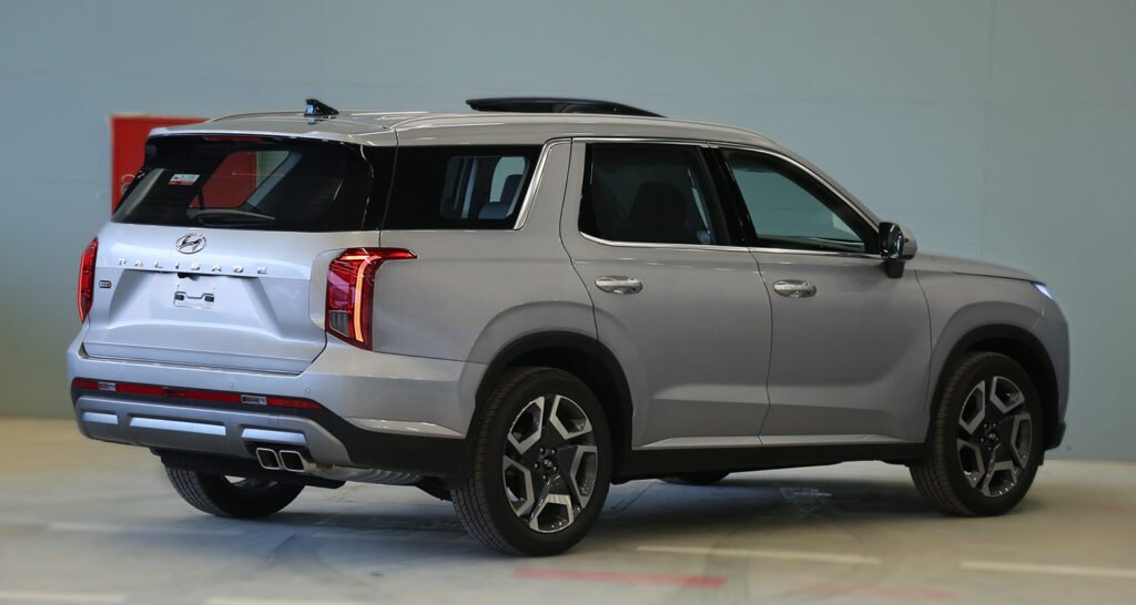 مع تزايد الطلب على السيارات العائلية التي تجمع بين الأداء القوي والراحة الفائقة، تبرز هيونداي باليسايد 2024 كخيار مثالي للعائلات الباحثة عن الأناقة والتقنيات المتقدمة في عالم السيارات. تجمع هذه السيارة بين تصميمها الأنيق والعصري وبين قوة محركاتها وتقنياتها المتطورة، مما يجعلها تنافس بقوة في فئتها. دعونا نلقي نظرة عميقة على ميزات وأداء هيونداي باليسايد 2024 وكيف تمكنت هذه السيارة من الحفاظ على مكانتها في سوق السيارات العالمي. هيونداي باليسايد 2024