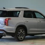 مع تزايد الطلب على السيارات العائلية التي تجمع بين الأداء القوي والراحة الفائقة، تبرز هيونداي باليسايد 2024 كخيار مثالي للعائلات الباحثة عن الأناقة والتقنيات المتقدمة في عالم السيارات. تجمع هذه السيارة بين تصميمها الأنيق والعصري وبين قوة محركاتها وتقنياتها المتطورة، مما يجعلها تنافس بقوة في فئتها. دعونا نلقي نظرة عميقة على ميزات وأداء هيونداي باليسايد 2024 وكيف تمكنت هذه السيارة من الحفاظ على مكانتها في سوق السيارات العالمي. هيونداي باليسايد 2024