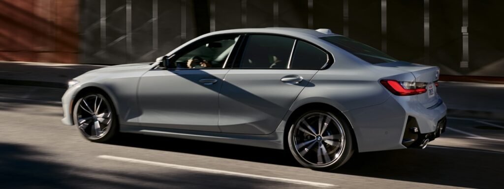 تعد سيارة 2024 BMW 3 Series واحدة من أبرز الطرازات التي تقدمها شركة BMW، حيث تمثل تجسيدًا مثاليًا للتطور التكنولوجي والتصميم العصري في عالم السيارات. تجمع هذه السيارة بين الأداء القوي والراحة الاستثنائية، مما يجعلها خيارًا مثيرًا للمسافرين الذين يبحثون عن تجربة قيادة لا تُنسى. تأتي BMW 3 Series الجديدة بتصميم أنيق ومميز، مع العديد من التحسينات التقنية التي ترفع من مستوى الأمان والتكنولوجيا المتقدمة. سواء كنت تبحث عن أداء رياضي مميز أو تجربة قيادة مريحة وفاخرة، توفر لك BMW 3 Series 2024 كل ما تحتاجه لتلبية توقعاتك وتحقيق رغباتك في عالم السيارات الحديثة. 2024 BMW 3 Series