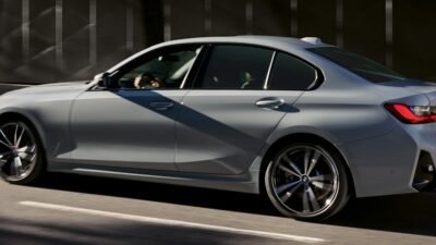 تعد سيارة 2024 BMW 3 Series واحدة من أبرز الطرازات التي تقدمها شركة BMW، حيث تمثل تجسيدًا مثاليًا للتطور التكنولوجي والتصميم العصري في عالم السيارات. تجمع هذه السيارة بين الأداء القوي والراحة الاستثنائية، مما يجعلها خيارًا مثيرًا للمسافرين الذين يبحثون عن تجربة قيادة لا تُنسى. تأتي BMW 3 Series الجديدة بتصميم أنيق ومميز، مع العديد من التحسينات التقنية التي ترفع من مستوى الأمان والتكنولوجيا المتقدمة. سواء كنت تبحث عن أداء رياضي مميز أو تجربة قيادة مريحة وفاخرة، توفر لك BMW 3 Series 2024 كل ما تحتاجه لتلبية توقعاتك وتحقيق رغباتك في عالم السيارات الحديثة. 2024 BMW 3 Series