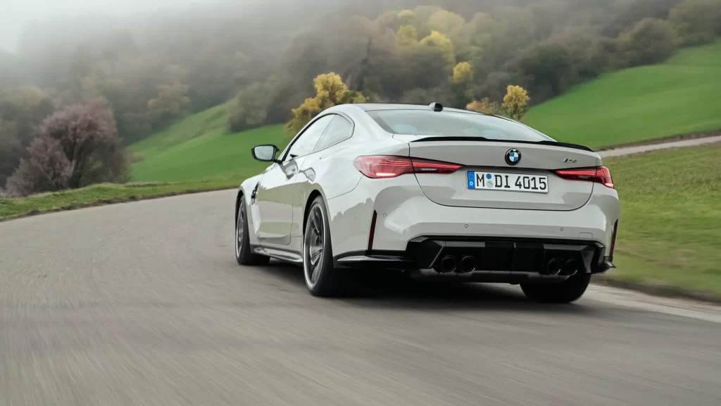 تُعد سيارة 2024 BMW M4 واحدة من أكثر السيارات الرياضية إثارة وإبداعًا التي تقدمها العلامة التجارية الشهيرة BMW. تجمع هذه السيارة بين الأداء القوي والتصميم الجريء، مما يجعلها خيارًا مثيرًا لعشاق القيادة والسرعة. تأتي M4 2024 بمحرك قوي يعزز من قدرتها على الانطلاق بسرعة لا تُضاهى، مع نظام تعليق متطور يضمن تجربة قيادة سلسة ومستقرة. وبالإضافة إلى قوتها وأدائها المذهل، فإن تصميمها الخارجي الأنيق وميزاتها التكنولوجية المتقدمة تجعلها خيارًا مثيرًا للباحثين عن تجربة قيادة لا تُنسى. في هذا المقال، سنغوص في تفاصيل سيارة BMW M4 2024، مستعرضين مواصفاتها الرائعة، تصاميمها الجذابة، وأحدث الابتكارات التي تقدمها، لنكتشف معًا ما يجعلها واحدة من أبرز السيارات الرياضية في العام 2024. 2024 BMW M4