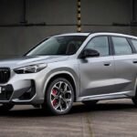 تُعد سيارة 2024 BMW X1 واحدة من أبرز الإضافات إلى مجموعة BMW، حيث تجمع بين الأداء الرائع والتصميم العصري في حزمة مدمجة تناسب كافة احتياجات القيادة. تأتي هذه السيارة لتواصل النجاح الذي حققته الأجيال السابقة، مع تحسينات ملحوظة في التصميم والتكنولوجيا والراحة. مع مزيجها المثالي من الفخامة والعملية، تمثل BMW X1 2024 خيارًا ممتازًا لأولئك الذين يبحثون عن سيارة SUV صغيرة الحجم توفر تجربة قيادة ممتعة ومثيرة. في هذا المقال، سنستعرض أبرز مزايا BMW X1 2024، بما في ذلك التصميم الخارجي الجذاب، التقنيات الحديثة، وأنظمة الأداء التي تجعل منها خيارًا مفضلًا في فئتها. 2024 BMW X1