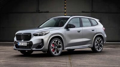 تُعد سيارة 2024 BMW X1 واحدة من أبرز الإضافات إلى مجموعة BMW، حيث تجمع بين الأداء الرائع والتصميم العصري في حزمة مدمجة تناسب كافة احتياجات القيادة. تأتي هذه السيارة لتواصل النجاح الذي حققته الأجيال السابقة، مع تحسينات ملحوظة في التصميم والتكنولوجيا والراحة. مع مزيجها المثالي من الفخامة والعملية، تمثل BMW X1 2024 خيارًا ممتازًا لأولئك الذين يبحثون عن سيارة SUV صغيرة الحجم توفر تجربة قيادة ممتعة ومثيرة. في هذا المقال، سنستعرض أبرز مزايا BMW X1 2024، بما في ذلك التصميم الخارجي الجذاب، التقنيات الحديثة، وأنظمة الأداء التي تجعل منها خيارًا مفضلًا في فئتها. 2024 BMW X1