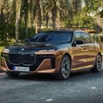 في عالم السيارات الكهربائية، تقدم شركة BMW نموذجًا متقدمًا يعكس التزامها بالابتكار والفخامة: سيارة 2024 BMW i7. تجمع هذه السيارة بين الأداء الاستثنائي والتكنولوجيا الرائدة، لتوفر تجربة قيادة متميزة على جميع الأصعدة. مع تصميم أنيق يعكس روح الحداثة، وتجهيزات داخلية فائقة الفخامة، تقدم BMW i7 مزيجًا فريدًا من الراحة والتكنولوجيا المتطورة، مما يجعلها واحدة من أبرز الخيارات في فئة السيارات الكهربائية الفاخرة. سنستعرض في هذا المقال أبرز الميزات التي تميز سيارة BMW i7 2024، بما في ذلك مواصفاتها التقنية، أدائها المتميز، وتصميمها العصري، لتكون الخيار الأمثل لأولئك الذين يبحثون عن التميز في عالم السيارات الكهربائية. 2024 BMW i7