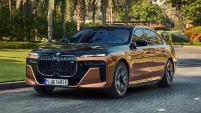 في عالم السيارات الكهربائية، تقدم شركة BMW نموذجًا متقدمًا يعكس التزامها بالابتكار والفخامة: سيارة 2024 BMW i7. تجمع هذه السيارة بين الأداء الاستثنائي والتكنولوجيا الرائدة، لتوفر تجربة قيادة متميزة على جميع الأصعدة. مع تصميم أنيق يعكس روح الحداثة، وتجهيزات داخلية فائقة الفخامة، تقدم BMW i7 مزيجًا فريدًا من الراحة والتكنولوجيا المتطورة، مما يجعلها واحدة من أبرز الخيارات في فئة السيارات الكهربائية الفاخرة. سنستعرض في هذا المقال أبرز الميزات التي تميز سيارة BMW i7 2024، بما في ذلك مواصفاتها التقنية، أدائها المتميز، وتصميمها العصري، لتكون الخيار الأمثل لأولئك الذين يبحثون عن التميز في عالم السيارات الكهربائية. 2024 BMW i7