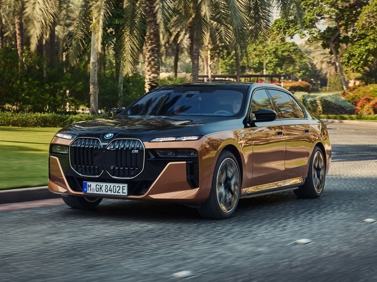 في عالم السيارات الكهربائية، تقدم شركة BMW نموذجًا متقدمًا يعكس التزامها بالابتكار والفخامة: سيارة 2024 BMW i7. تجمع هذه السيارة بين الأداء الاستثنائي والتكنولوجيا الرائدة، لتوفر تجربة قيادة متميزة على جميع الأصعدة. مع تصميم أنيق يعكس روح الحداثة، وتجهيزات داخلية فائقة الفخامة، تقدم BMW i7 مزيجًا فريدًا من الراحة والتكنولوجيا المتطورة، مما يجعلها واحدة من أبرز الخيارات في فئة السيارات الكهربائية الفاخرة. سنستعرض في هذا المقال أبرز الميزات التي تميز سيارة BMW i7 2024، بما في ذلك مواصفاتها التقنية، أدائها المتميز، وتصميمها العصري، لتكون الخيار الأمثل لأولئك الذين يبحثون عن التميز في عالم السيارات الكهربائية. 2024 BMW i7
