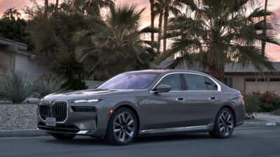 تعد BMW 7 Series 2024 من بين أفخم سيارات السيدان الفاخرة في العالم، حيث تجمع بين التكنولوجيا المتطورة والتصميم الراقي الذي يعكس روح الابتكار والأداء العالي. تتميز هذه السيارة بأحدث ما توصلت إليه الهندسة الألمانية من تقنيات، مع اهتمامٍ دقيق بأدق التفاصيل سواء من حيث التصميم الداخلي الفخم أو الأداء الديناميكي المتفوق. إنها ليست مجرد وسيلة نقل، بل تجربة فريدة تجسد الفخامة والرفاهية، وتضع معايير جديدة في عالم السيارات الفاخرة. BMW 7 Series 2024