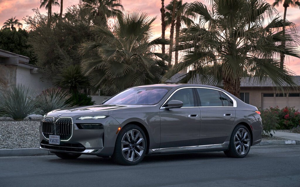 تعد BMW 7 Series 2024 من بين أفخم سيارات السيدان الفاخرة في العالم، حيث تجمع بين التكنولوجيا المتطورة والتصميم الراقي الذي يعكس روح الابتكار والأداء العالي. تتميز هذه السيارة بأحدث ما توصلت إليه الهندسة الألمانية من تقنيات، مع اهتمامٍ دقيق بأدق التفاصيل سواء من حيث التصميم الداخلي الفخم أو الأداء الديناميكي المتفوق. إنها ليست مجرد وسيلة نقل، بل تجربة فريدة تجسد الفخامة والرفاهية، وتضع معايير جديدة في عالم السيارات الفاخرة. BMW 7 Series 2024