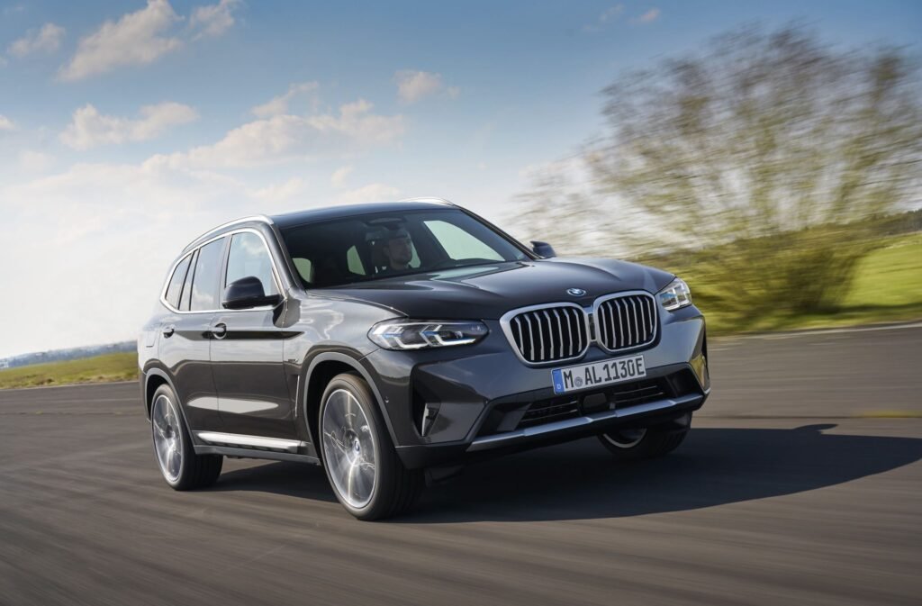 تعد سيارة BMW X3 2024 واحدة من أبرز السيارات الرياضية متعددة الاستخدامات التي تجمع بين الفخامة والأداء العالي في تصميم جذاب ومتميز. تقدم هذه السيارة تجربة قيادة استثنائية تعكس التطور التكنولوجي والاهتمام بالتفاصيل الذي تشتهر به شركة BMW. مع مجموعة متنوعة من الميزات المتقدمة، والابتكارات التقنية، والأداء القوي، تعد X3 خياراً مثالياً لمن يبحثون عن سيارة تجمع بين الراحة والأناقة والقوة. سواء كنت تتنقل داخل المدينة أو تخطط لرحلات طويلة، فإن BMW X3 2024 تقدم لك كل ما تحتاجه لتجربة قيادة مريحة وآمنة ومليئة بالإثارة. BMW X3 2024
