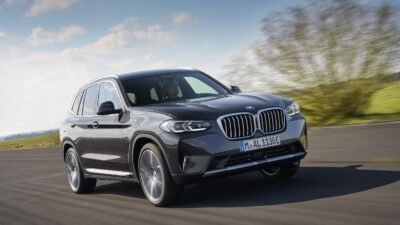 تعد سيارة BMW X3 2024 واحدة من أبرز السيارات الرياضية متعددة الاستخدامات التي تجمع بين الفخامة والأداء العالي في تصميم جذاب ومتميز. تقدم هذه السيارة تجربة قيادة استثنائية تعكس التطور التكنولوجي والاهتمام بالتفاصيل الذي تشتهر به شركة BMW. مع مجموعة متنوعة من الميزات المتقدمة، والابتكارات التقنية، والأداء القوي، تعد X3 خياراً مثالياً لمن يبحثون عن سيارة تجمع بين الراحة والأناقة والقوة. سواء كنت تتنقل داخل المدينة أو تخطط لرحلات طويلة، فإن BMW X3 2024 تقدم لك كل ما تحتاجه لتجربة قيادة مريحة وآمنة ومليئة بالإثارة. BMW X3 2024