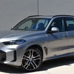 تُعد سيارة BMW X5 2024 من أبرز طرازات السيارات الرياضية الفاخرة التي تجمع بين الأداء المتميز والتكنولوجيا الحديثة. تعتبر هذه السيارة واحدة من أشهر السيارات في فئتها بفضل تصميمها الأنيق والجذاب، وقدرتها الكبيرة على تقديم تجربة قيادة لا تُنسى. تأتي BMW X5 2024 بمجموعة من التحديثات المبتكرة التي تشمل تحسينات في القوة والأداء، إضافة إلى تقنيات ترفيهية متطورة تُضفي المزيد من الراحة والرفاهية على الرحلات. BMW X5 2024