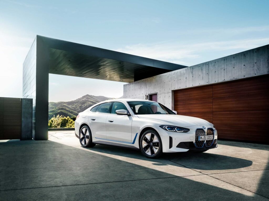 تأتي سيارة BMW i4 2024 لتُرسخ مكانتها كواحدة من أبرز السيارات الكهربائية في فئتها، مقدمةً مزيجًا مثاليًا بين الأداء الرياضي والتكنولوجيا المتطورة. تجسد i4 رؤية بي إم دبليو لمستقبل التنقل الكهربائي، حيث تجمع بين القوة والتصميم الفاخر والابتكار البيئي. مع مجموعة متطورة من المزايا والتقنيات التي تضع معايير جديدة للسيارات الكهربائية، تقدم BMW i4 تجربة قيادة لا مثيل لها، تجمع بين السرعة والكفاءة والاستدامة في آن واحد، مما يجعلها الخيار الأمثل لعشاق السيارات الذين يسعون للمستقبل دون المساومة على الأداء أو الرفاهية. BMW i4 2024